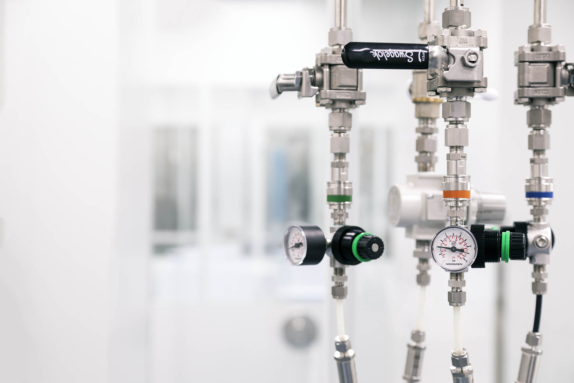 Gas manifold and valves